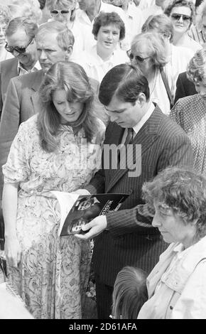 PRINZ ANDREW UND SARAH FERGUSON FEIERN BEI DUMMER 1983 Stockfoto