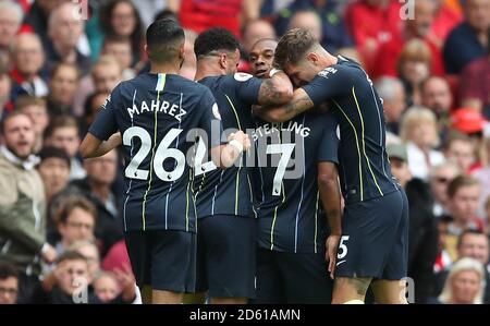 Raheem Sterling (Mitte) von Manchester City feiert den ersten Treffer seiner Seite Ziel des Spiels mit Teamkollegen Stockfoto