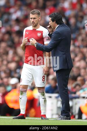 Arsenal-Manager Unai Emery (rechts) und Aaron Ramsey im Gespräch Während des Spiels Stockfoto