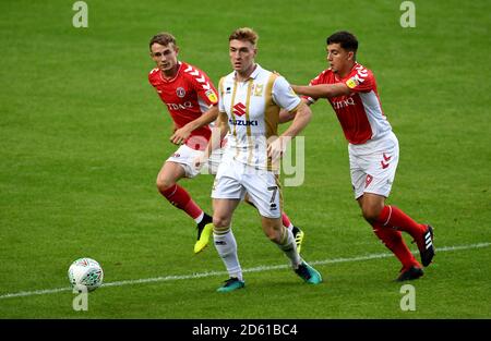 Milton Keynes Dons' Ryan Watson (Mitte) und Charlton Athletic's Albie Morgan (rechts) und Taylor Maloney (links) von Charlton Athletic kämpfen um Der Ball Stockfoto