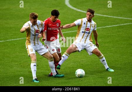 Charlton Athletic's Albie Morgan (Mitte) in Aktion Stockfoto