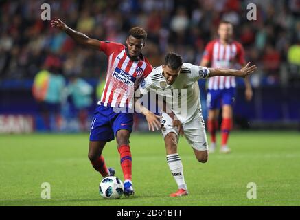 Thomas Lemar von Atletico Madrid (links) und Dani Ceballos von Real Madrid Kampf um den Ball Stockfoto