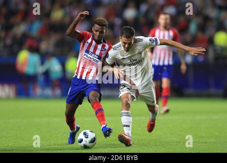 Thomas Lemar von Atletico Madrid (links) und Dani Ceballos von Real Madrid Kampf um den Ball Stockfoto