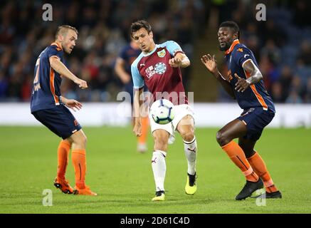 Burnleys Jack Cork (Mitte) kämpft gegen Istanbul um den Ball Basaksehirs Edin Visca (links) und Emmanuel Adebayor (rechts) Stockfoto