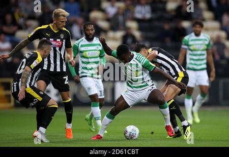 Diallang Jaiyesimi (Zentrum) und Noor Husin von Notts County Kampf um den Ball Stockfoto