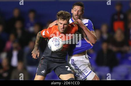 Lukas Jutkiewicz von Birmingham City (rechts) und Joe Rodon von Swansea City Kampf um den Ball Stockfoto