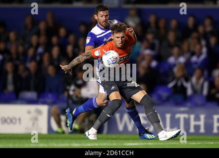 Lukas Jutkiewicz von Birmingham City (rechts) und Joe Rodon von Swansea City Kampf um den Ball Stockfoto