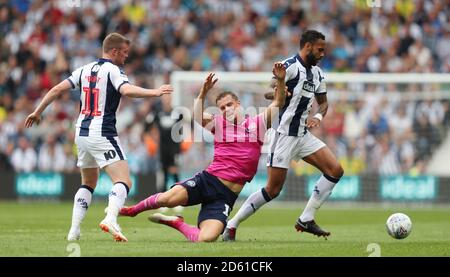 West Bromwich Albions Chris Brunt (links) Kyle Bartley und Queens Matt Smith von Park Rangers (Mitte) kämpft um den Ball Stockfoto