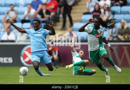 Jordy Hiwula (links) von Coventry City wird mit einem Fouled und A ausgezeichnet Elfmeter nach einer Herausforderung durch Graham Carey von Plymouth Argyle (Mitte) Neben Plymouth Argyle's Tafari Moore Stockfoto