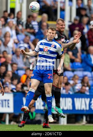 Reading's Jon Dadi Bodvarsson und Bolton Wanderers' David Wheater Stockfoto