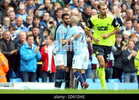 Riyad Mahrez (links) von Manchester City kommt auf David Silva zu (Mitte) während des Spiels Stockfoto