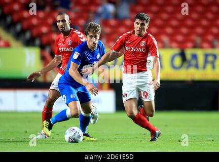 Alex Woodyard von Peterborough United (Mitte) und Albie Morgan von Charlton Athletic (Rechts) Kampf um den Ball Stockfoto