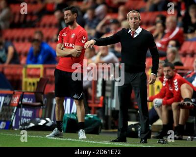 Charlton Athletic Caretaker Manager Lee Bowyer ist auf der Touchline Neben Coach Johnnie Jackson Stockfoto