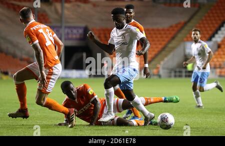 Jordy Hiwula (Zentrum) von Coventry City in Aktion Stockfoto