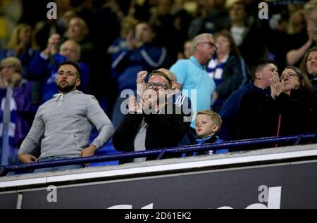 Birmingham City Fans in den Tribünen applaudieren am Ende Der Bolton Wanderers gegen Birmingham City Spiel bei der University of Bolton Stadium Stockfoto