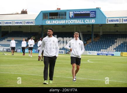 Die Spieler von Coventry City, Jordan Willis und Jordan Ponticelli, inspizieren das Spielfeld, als sie vor dem Sky Bet League One Match gegen Gillingham im Priestfield Stadion ankommen. Stockfoto