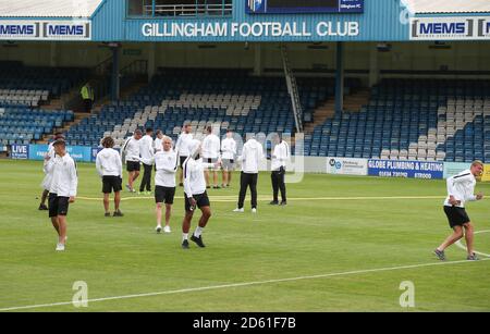 Coventry City Spieler inspizieren das Spielfeld, als sie im Priestfield Stadion vor dem Sky Bet League One Match gegen Gillingham ankommen. Stockfoto