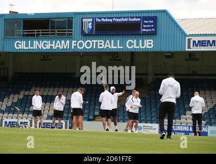 Coventry City Spieler inspizieren das Spielfeld, als sie im Priestfield Stadion vor dem Sky Bet League One Match gegen Gillingham ankommen. Stockfoto