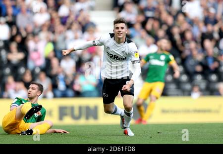 Mason Mount (Mitte) von Derby County feiert das erste Tor seiner Seite Ziel des Spiels Stockfoto