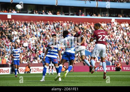 James Chester von Aston Villa sieht seinen Kopfball beim Tor gerettet Stockfoto