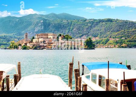 Insel Orta San Giulio in seiner Bergkulisse Stockfoto