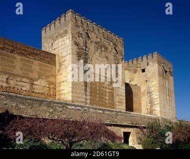 Spanien, Andalusien, Granada. Die Alhambra. Die Alcazaba. Der Bau des Komplexes wurde 1238 von Mohammed I. in Auftrag gegeben. Die Alcazaba wurde zu einer echten Festung, wo der König die königliche Residenz errichtete. Blick auf den zerbrochenen Turm (Torre Quebrada) in erster Linie; der Keep (Torre del Homenaje) darüber hinaus. Außenansicht von der Plaza de los Algybes. Nordwest-Scheitelpunkt. Stockfoto