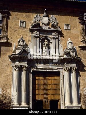 Spanien, Andalusien, Granada. Royal Hospital. Es wurde von den katholischen Monarchen gegründet, die das Gebäude im Jahr 1504 in Betrieb nehmen. Entworfen vom Architekten Enrique Egas, wurde es 1511 gebaut. Blick auf die Renaissance-Fassade mit plateresker Dekoration und barockem Portikus. Die Fassade wurde mit Marmor aus Sierra Elvira gebaut und von Juan Garcia de Pradas ausgeführt. Vier korinthische Säulen und darüber das Bild der Jungfrau Maria und die Statuen von Isabel und Fernando in kniender Position, von Alonso Mena modelliert. Das Wappen der Katholischen Könige befindet sich im oberen Teil. Stockfoto