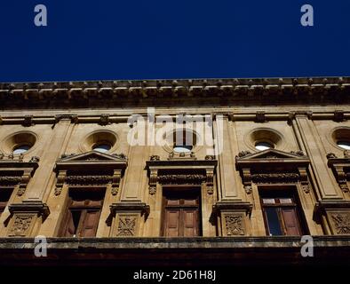 Spanien, Andalusien, Granada. Palast von Karl V. Der Bau wurde von Kaiser Karl V. wegen der Notwendigkeit eines Ortes, der alle Annehmlichkeiten der Zeit für den Kaiser und seine Familie erfüllt bestellt. Der Architekt Pedro Machuca (ca. 1490-1550) begann die Arbeiten im Jahr 1527. Detail des oberen Flloors (zweiter Körper) der Fassade. Unter den kreisförmigen Fenstern öffnen sich Balkone mit dekorierten Türschwellen. Die Pilaster sind ionische, korinthische Entablaturunterstützung. Stockfoto