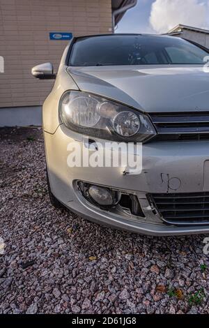 Helsinki, Uusimaa, Finnland 10. Oktober 2020 Reparaturkonzept für Auto-Stoßfänger mit Dented Car. Hochwertige Fotos Stockfoto