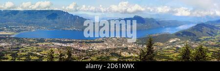 Panoramablick auf den Bourget-See und Aix-les-Bains in den französischen Alpen. Stockfoto