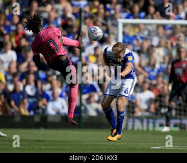 Maikel Kieftenbeld (rechts) von Birmingham City und Eberechi Eze von Queens Park Rangers kämpfen um den Ball. Stockfoto