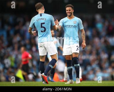 John Stones von Manchester City (links) und Kyle Walker feiern danach Die letzte Pfeife Stockfoto