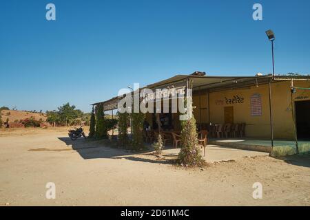 Ein typisches Highway 'haba' oder Restaurant auf den Straßen von Gujarat, Indien. Highway Dhabas in Indien sind berühmt für ihre dampfenden heißen leckeren Speisen. Stockfoto