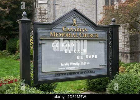 Schild vor der Canadian Memorial Church erinnert die Menschen freundlich zu sein, ruhig zu sein, sicher sein während der COVID-19 Pandemie, Vancouver, BC, Kanada Stockfoto