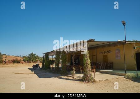 Ein typisches Highway 'haba' oder Restaurant auf den Straßen von Gujarat, Indien. Highway Dhabas in Indien sind berühmt für ihre dampfenden heißen leckeren Speisen. Stockfoto