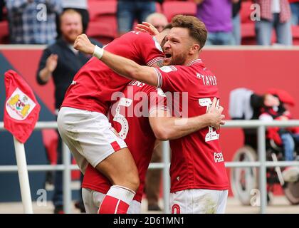 Marley Watkins von Bristol City erzielt seinen Beiden das zweite Tor Das Spiel und feiert mit Josh Brownhill und Matty Taylor Stockfoto