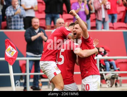 Marley Watkins von Bristol City erzielt seinen Beiden das zweite Tor Das Spiel und feiert mit Josh Brownhill und Matty Taylor Stockfoto