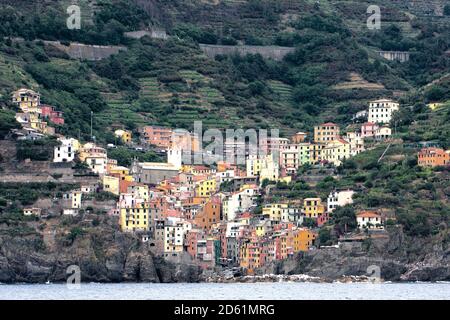 Riomaggiore Landschaft, Cinque Terre, La Spezia Bezirk, das ikonische Dorf von Riomaggiore und die Küstenklippe über dem mittelmeer. Ansicht von R Stockfoto