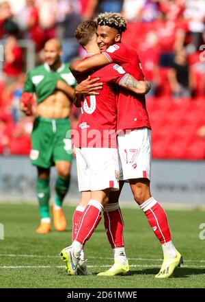 Lloyd Kelly und Matty Taylor von Bristol City feiern den Sieg Zur Vollzeit Stockfoto