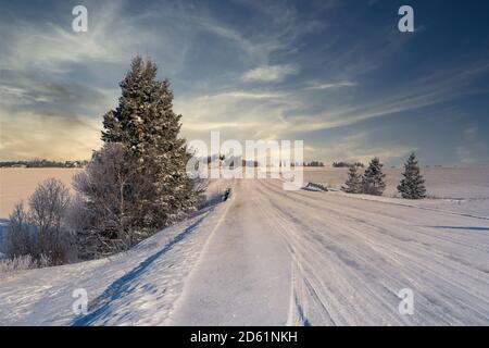 Straße durch die ländliche Winterlandschaft von Prince Edward Island, Kanada. Stockfoto