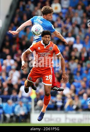 Ben Thompson von Portsmouth und Josh Laurent von Shrewsbury Town steigen hoch Für eine Kopfzeile Stockfoto