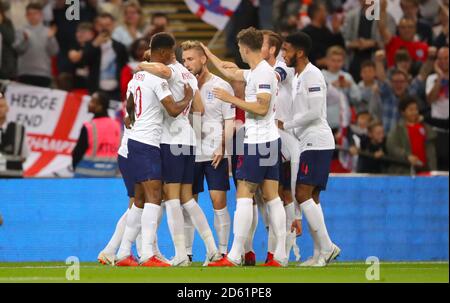 Der Engländer Marcus Rashford feiert das erste Tor seiner Seite Das Spiel mit Teamkollegen Stockfoto