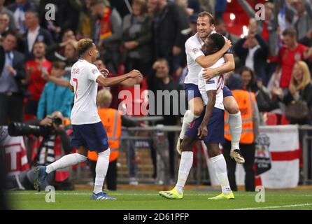 Englands Danny Welbeck (rechts) feiert das Scoring mit Englands Harry Kane Und Jesse Lingard für sein Ziel, später regiert werden Raus für ein Foul auf Spaniens David De Gea (Nicht abgebildet) Stockfoto