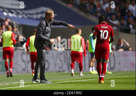 Liverpool-Manager Jurgen Klopp (rechts) spricht mit Liverpools Sadio Mane Stockfoto