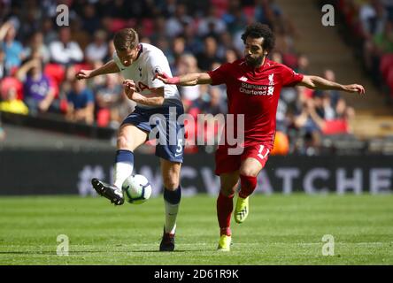 Tottenham Hotspur's Jan Vertonghen (links) und Liverpools Schlacht bei Mohamed Salah Für den Ball Stockfoto