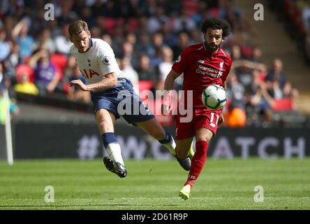 Tottenham Hotspur's Jan Vertonghen (links) und Liverpools Schlacht bei Mohamed Salah Für den Ball Stockfoto