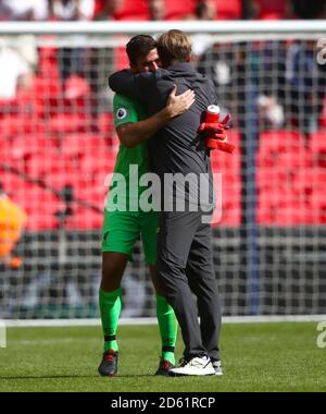 Liverpool-Manager Jurgen Klopp umarmt Liverpools Torwart Alisson Becker Die letzte Pfeife Stockfoto