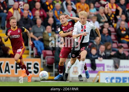 Charlton Athletic's George Ladslie (rechts) hält vor Bradford City's Jack Payne Stockfoto