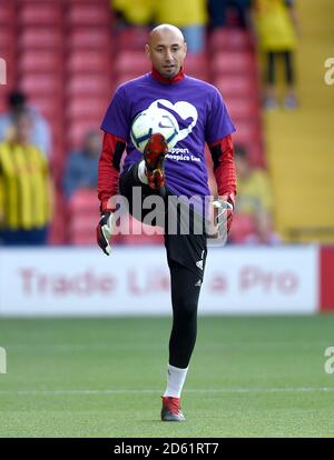 Watford-Torhüter Heurelho Gomes beim Aufwärmen vor dem Spiel Stockfoto