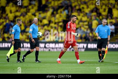 Watford Torhüter Ben Foster (Mitte) hat Worte mit den Beamten Über Manchester United Romelu Lukaku das erste Tor des Spiels Stockfoto